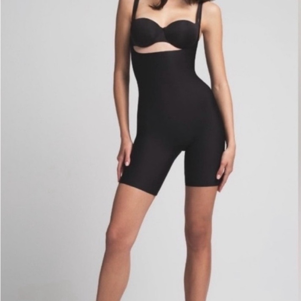 NWT SKIMS BODY BUTT LIFTING OPEN
BUST BODYSUIT #T00